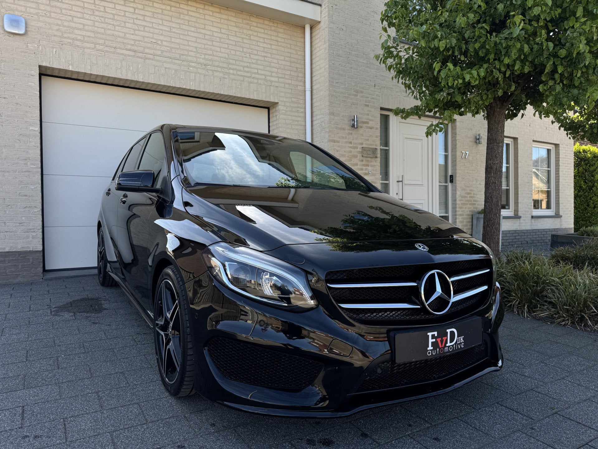 Mercedes-Benz B-Klasse 180 AMG Aut Panoramadak Navi Camera S, Auto's, Mercedes-Benz, Dealer onderhouden, Gebruikt, Zwart, 4 cilinders