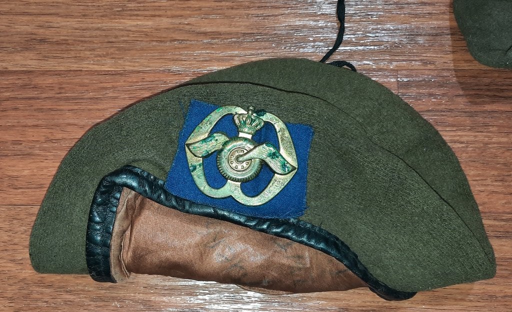 baret KL + embleem transporttroepen/luchtmobiele brigade, Ophalen of Verzenden, Landmacht, Nederland, Helm of Baret