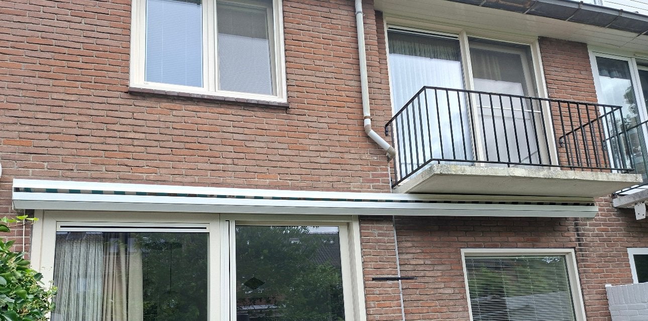 Zonnescherm / knikarmscherm – 6 meter breed elektrisch, Ophalen, Zo goed als nieuw, Knikarmscherm