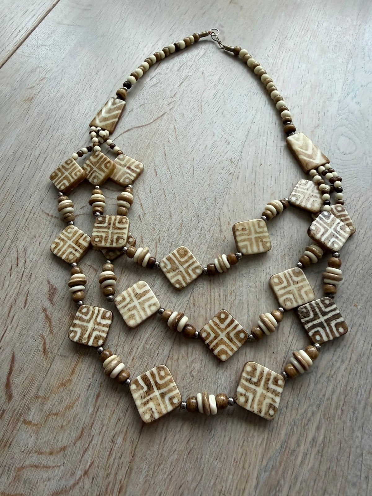 Etnische ketting met benen kralen, Sieraden, Tassen en Uiterlijk, Ophalen of Verzenden, Zo goed als nieuw, Overige materialen