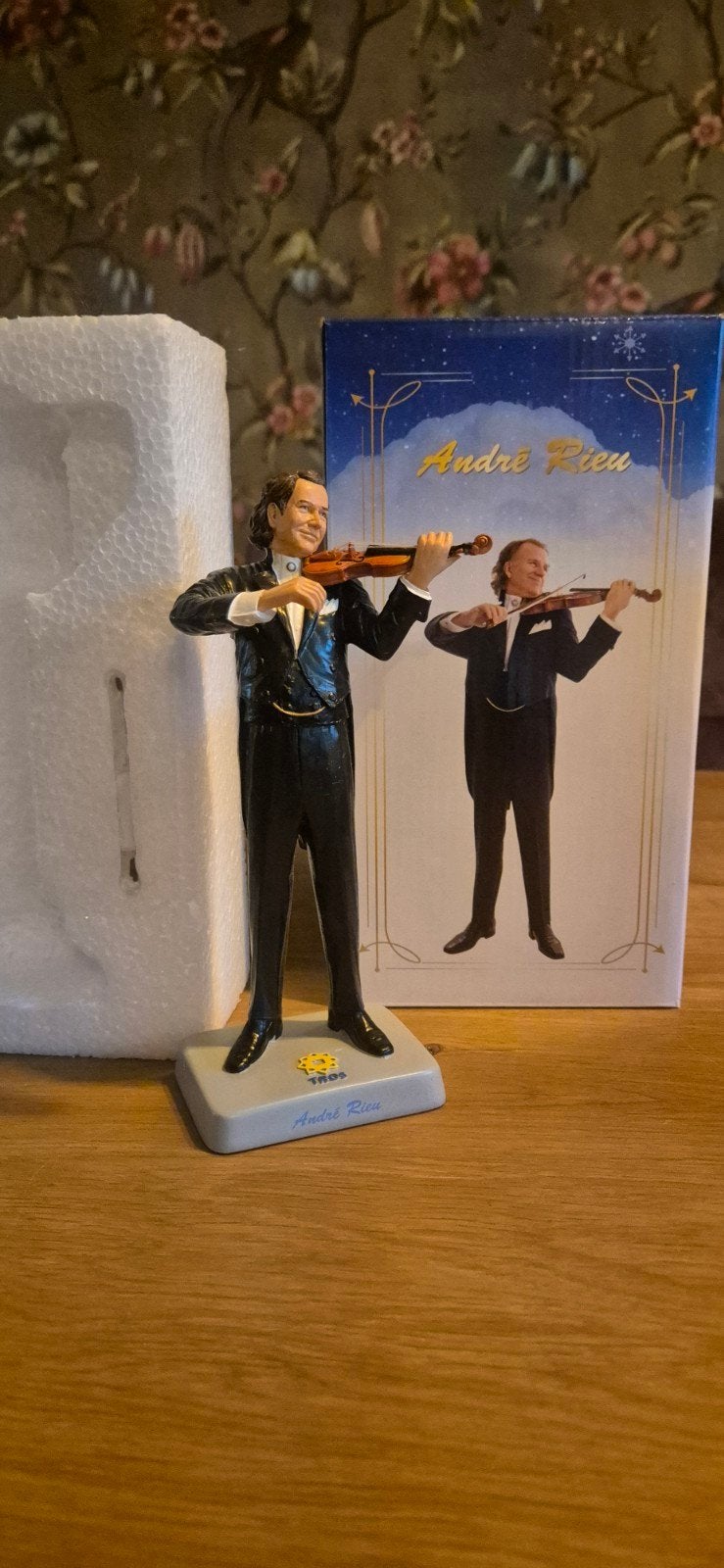 André Rieu beeldje met viool - nieuw strijker in doos, Verzamelen, Ophalen of Verzenden, Nieuw, Mens
