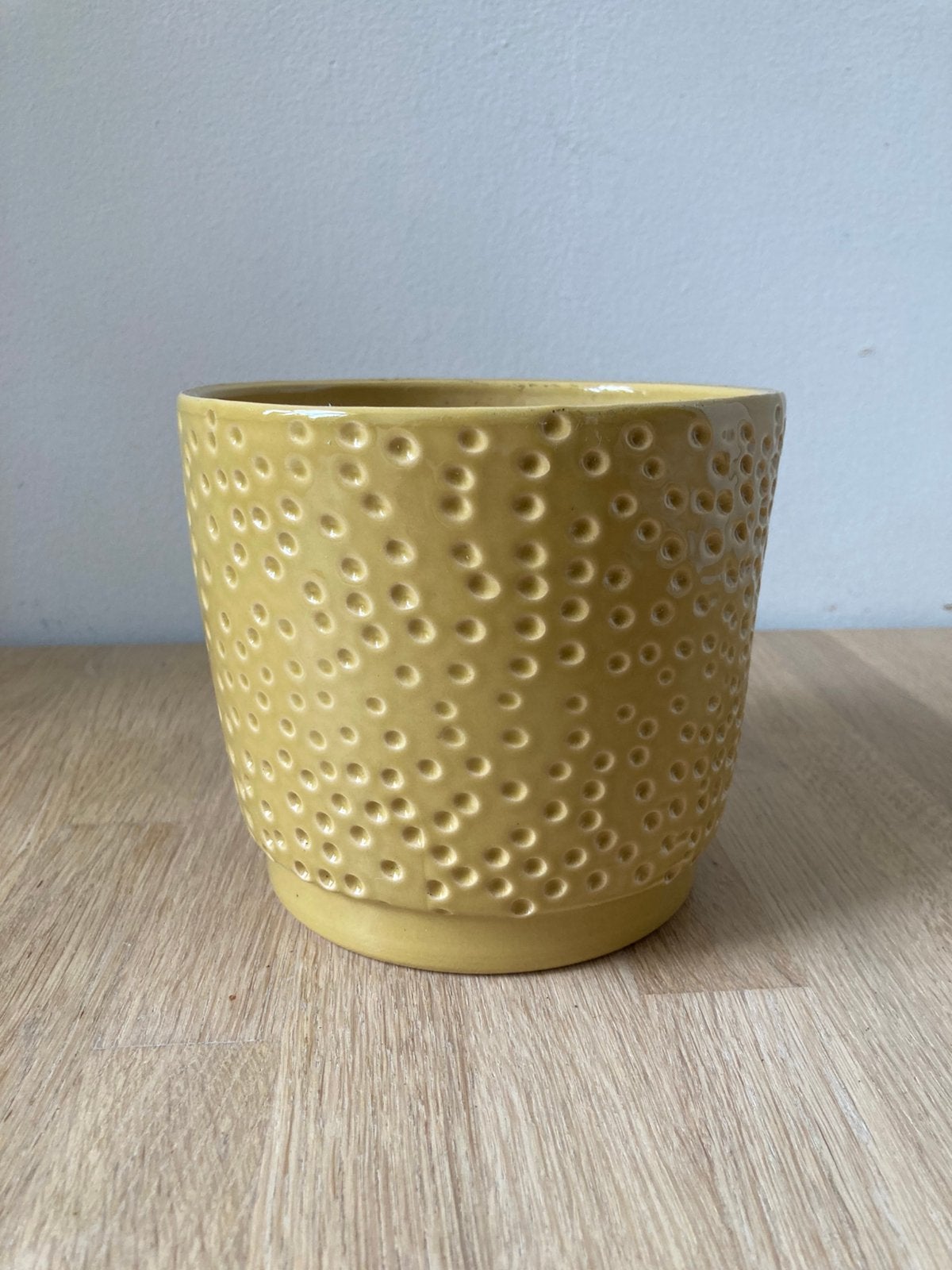 Bloempot okergeel met relief / print, Rond, Ophalen of Verzenden, Zo goed als nieuw, Aardewerk