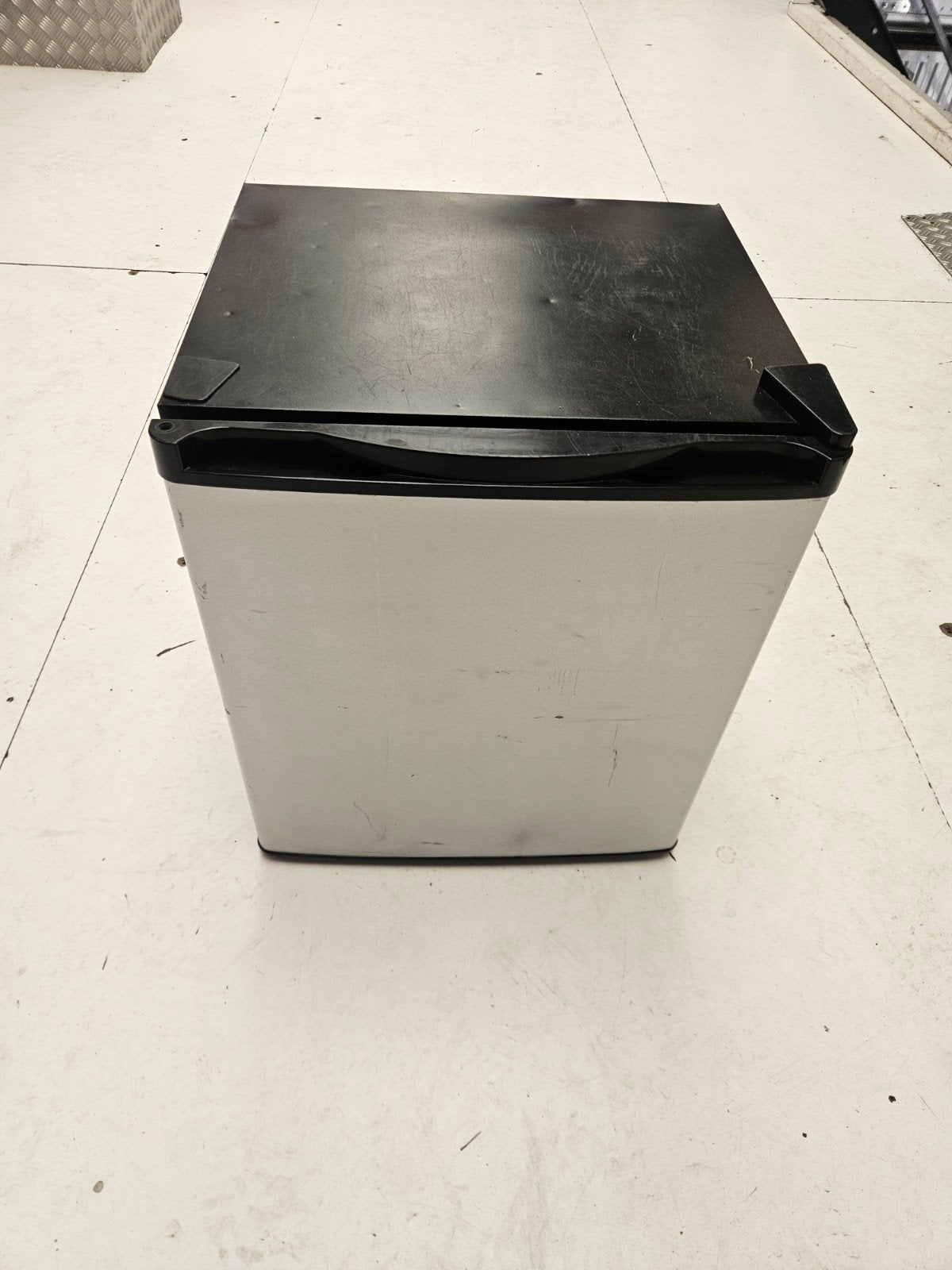 Mini koelkast CR-40A, wit met zwart, goedwerkend, Witgoed en Apparatuur, Zonder vriesvak, Ophalen of Verzenden, Minder dan 75 liter