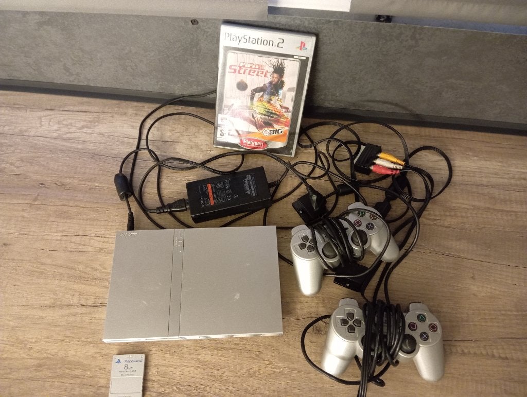 PlayStation 2 Slim met 4 controllers en game, Spelcomputers en Games, Games | Sony PlayStation 2, Gebruikt, Eén computer, Ophalen of Verzenden
