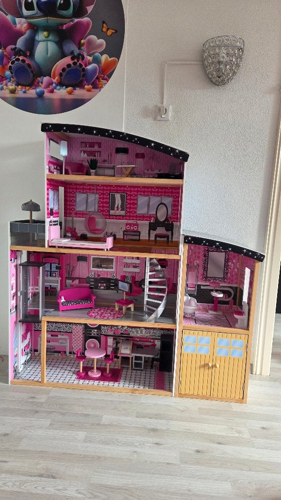 Poppenhuis met meubels