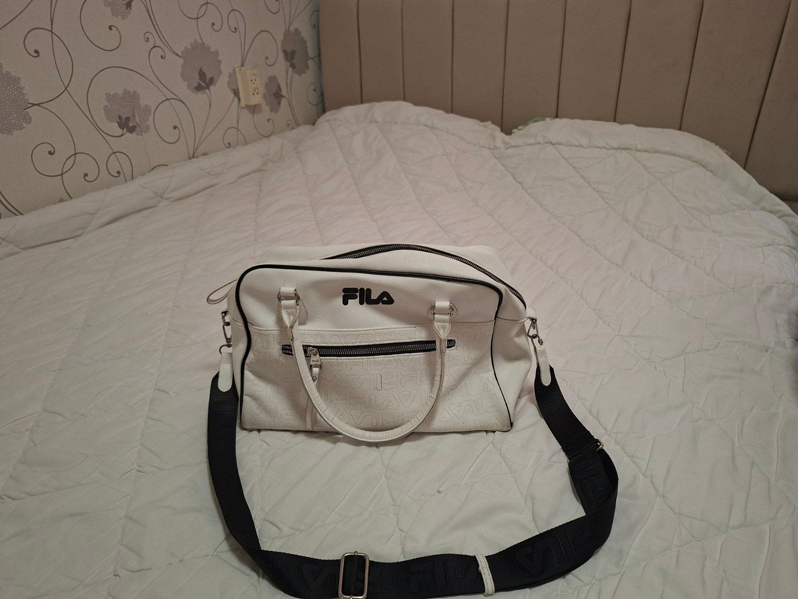 Fila tas - Wit met zwarte accenten, Sieraden, Tassen en Uiterlijk, Ophalen of Verzenden