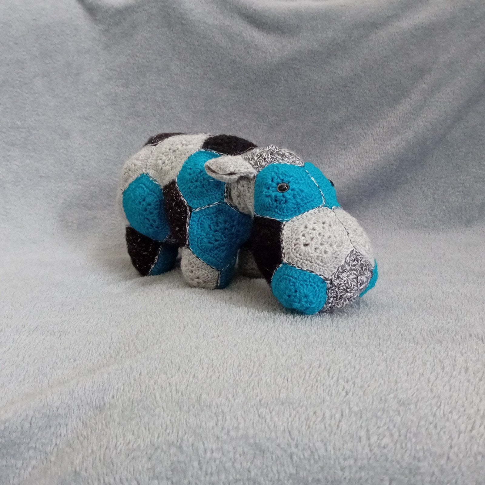 Gehaakte African Flower Nijlpaard knuffel blauw zwart grijs, Gebruikt, Handgemaakt, Overige typen, Ophalen of Verzenden
