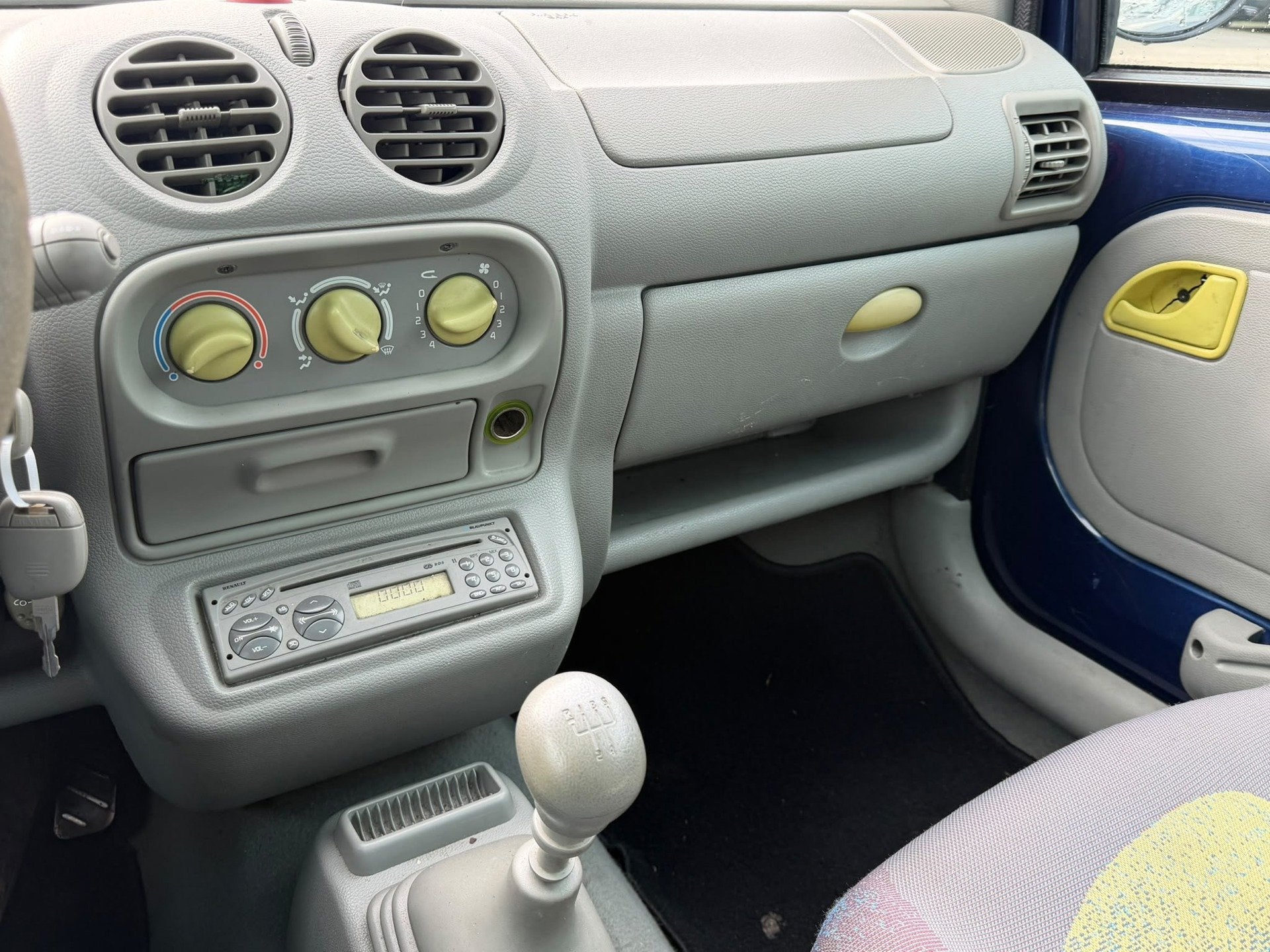 Renault Twingo 1.2 Air 2000 Panorama 90.000 KM Nieuwe APK, 4 cilinders, Origineel Nederlands, Bedrijf, Handgeschakeld