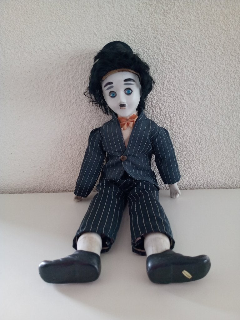 Een Leuke Porseleinen Pop van CHARLIE CHAPLIN, Verzamelen, Ophalen of Verzenden, Gebruikt, Pop