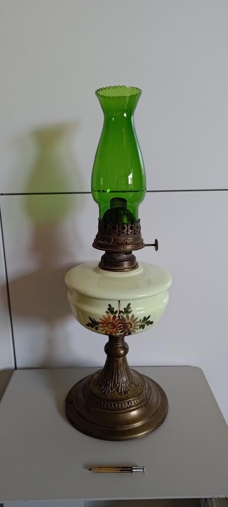 52cm hoge olielamp. Bloemmotief heeft barst, Ophalen
