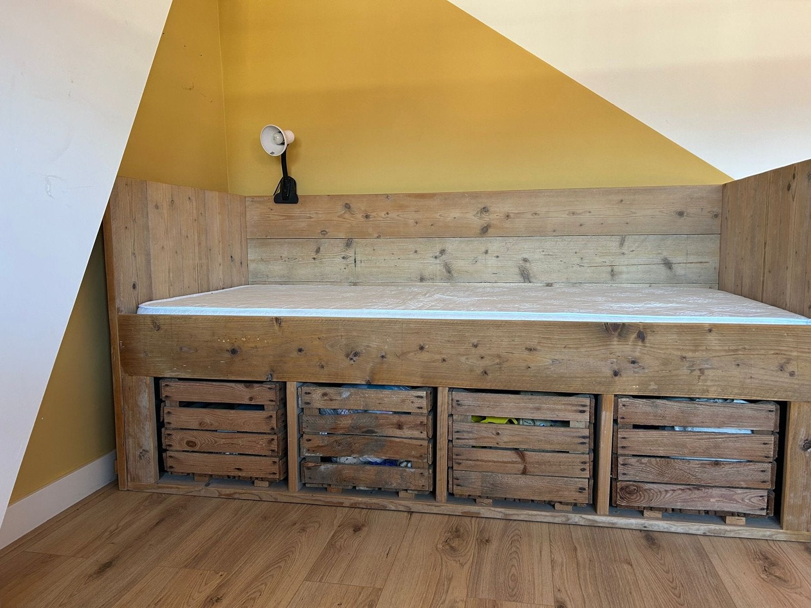 Steigerhouten Kajuitbed met Opbergkratten, Huis en Inrichting, Slaapkamer | Bedden, Ophalen, Gebruikt, Eenpersoons, Bruin