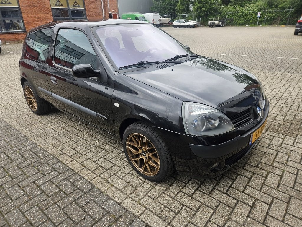 Renault Clio 1.6-16V 3-DOOR 107hp AIR CONDITIONING, Auto's, Renault, Voorwielaandrijving, 537 kg, 40 €/maand, Zwart