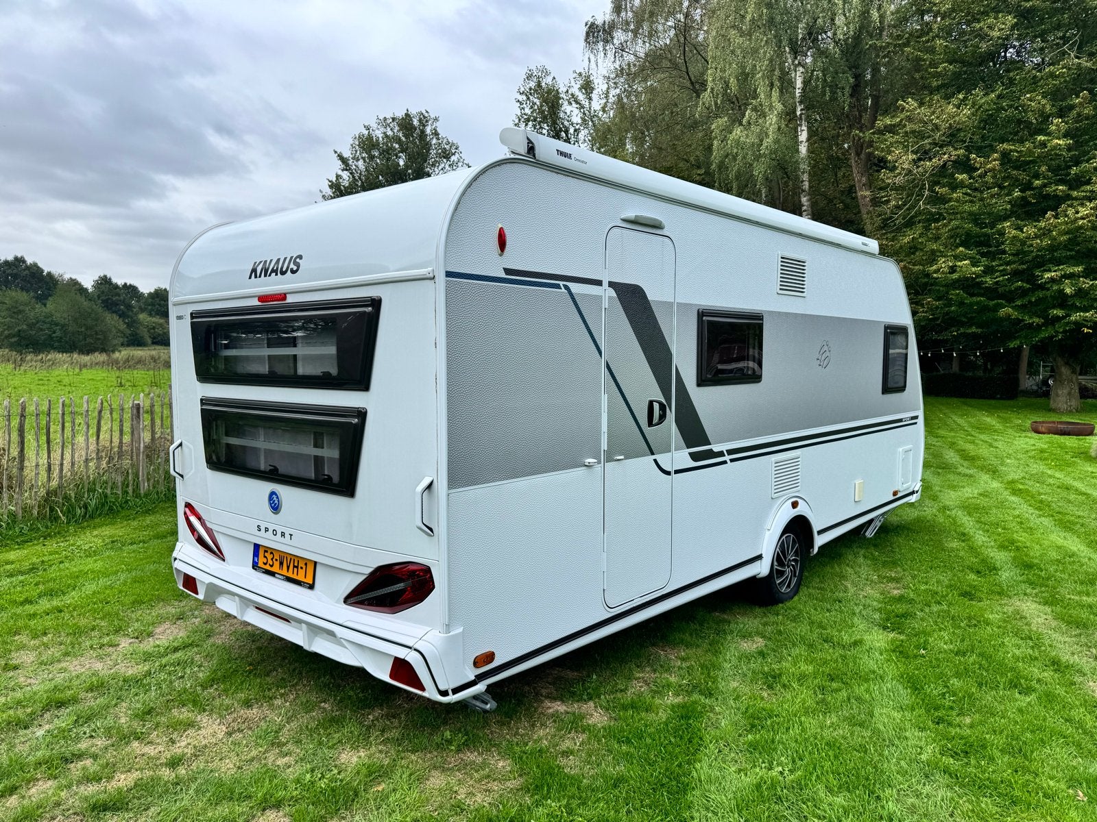 Knaus Sport 540 FDK als nieuw (2023) airco, mover, luifel, Caravans en Kamperen, Treinzit, Schokbreker, Particulier, 5 tot 6 meter