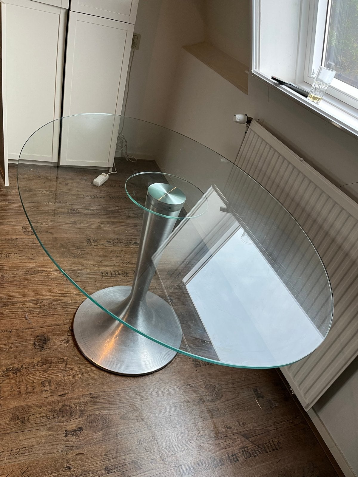 Glazen eettafel of bureau met metalen voet - Ovaal, Huis en Inrichting, Ophalen, Gebruikt, 100 tot 150 cm, 50 tot 100 cm