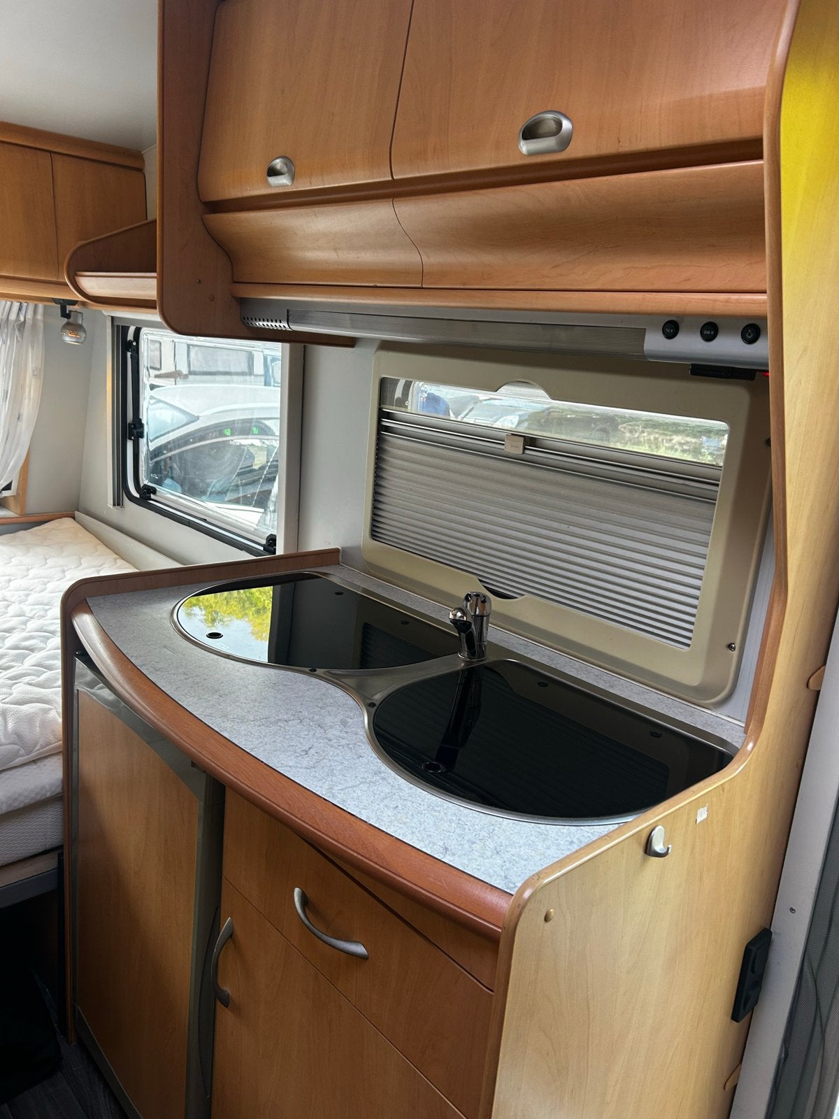 Hobby De Luxe Easy Caravan met voortent en airco, Vast bed, Rondzit, Hobby, Airco