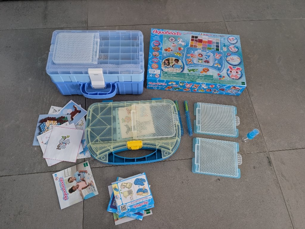 Veel Aquabeads met 3 koffertjes, voorbeelden en accessoires, Ophalen of Verzenden, Gebruikt, Knutselen