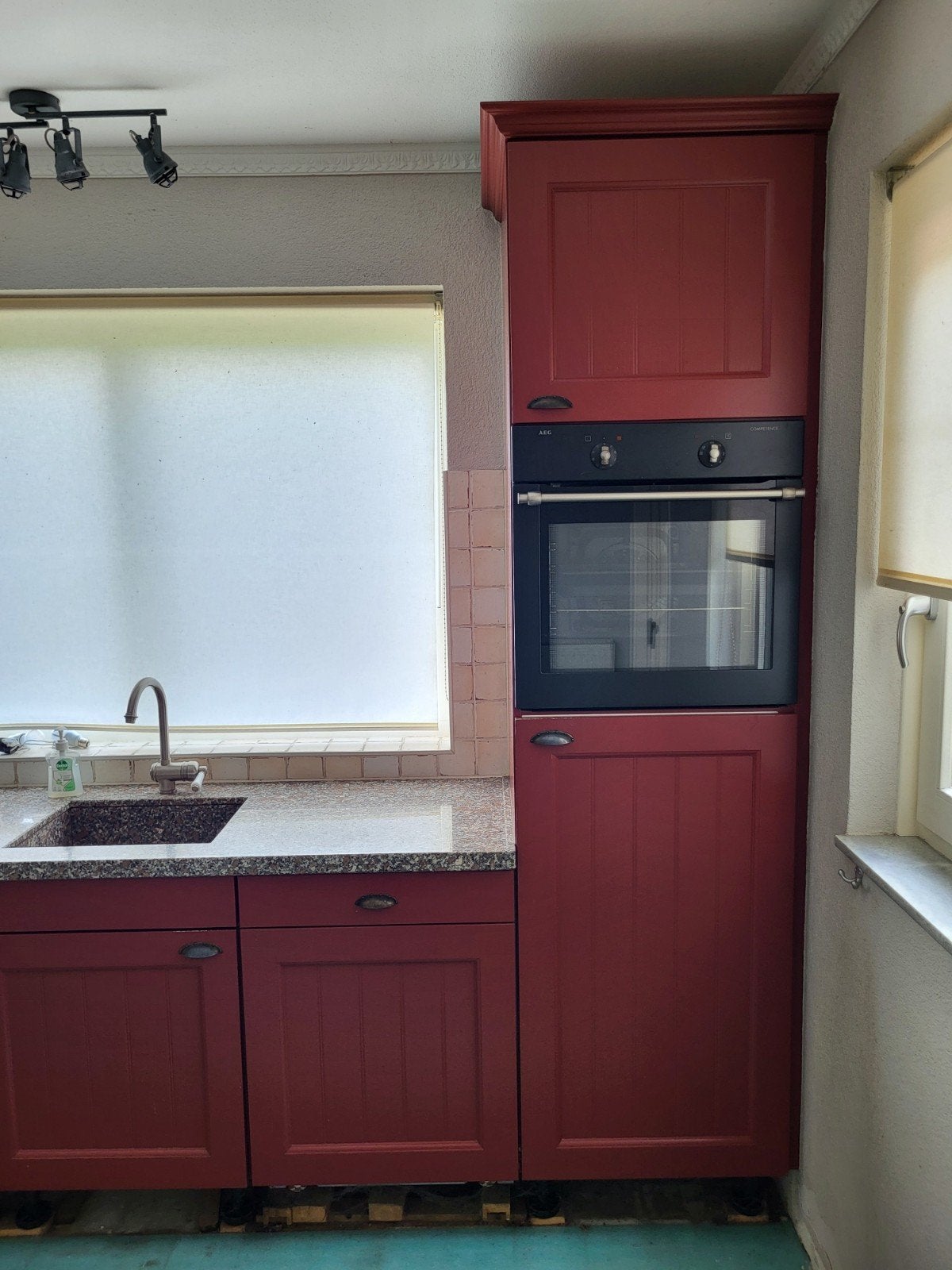 Complete rode keuken met granieten blad en inbouwapparatuur, Huis en Inrichting, Keuken | Complete keukens, Gebruikt, Hoekkeuken