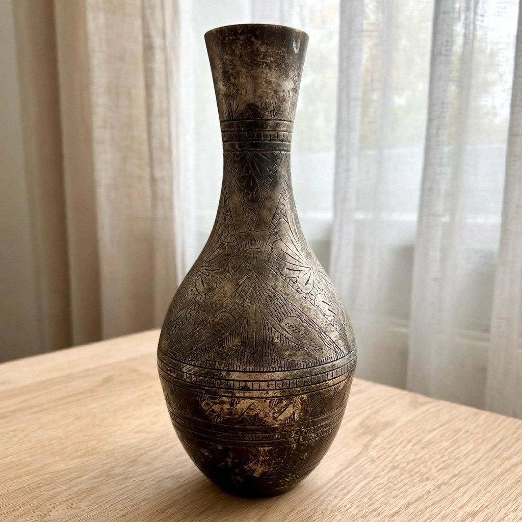 Madam Stoltz Flesvaas - Handgegraveerd Metaal -20,5 cm, Ophalen of Verzenden, Zo goed als nieuw, Metaal, 20 cm