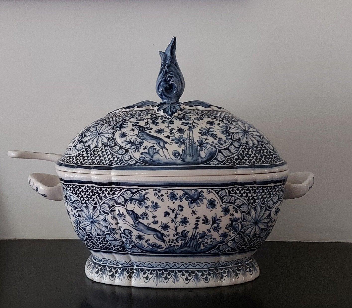 Keramiek grote dekschaal met deksel blauw wit handpainted, Ophalen of Verzenden
