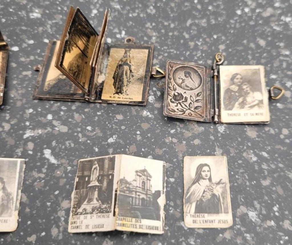 Zeldzame Antieke Religieuze Miniatuur Boekjes / Medaillons, Antiek en Kunst, Antiek | Religie, Verzenden