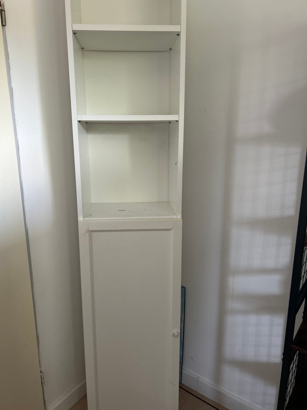 Witte smalle kast met open vakken en deur, Ophalen, Minder dan 50 cm, Gebruikt, Minder dan 25 cm