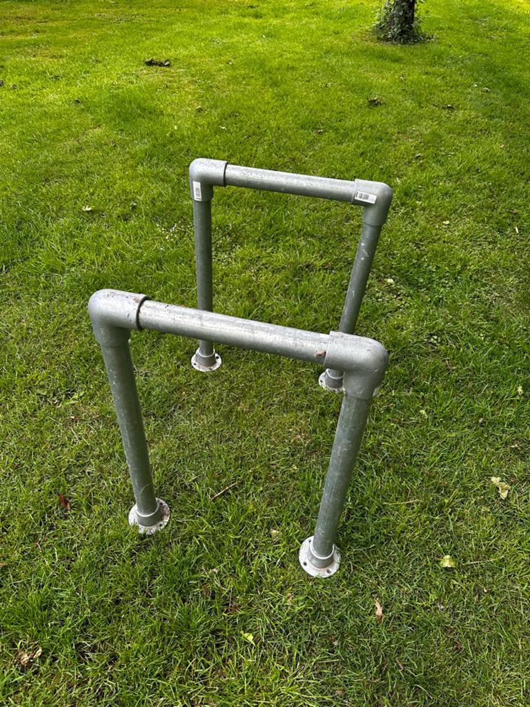 Van steigerbuizen gemaakte tafelpoten, Huis en Inrichting, Tafels | Bijzettafels, Ophalen, Minder dan 55 cm, Metaal of Aluminium