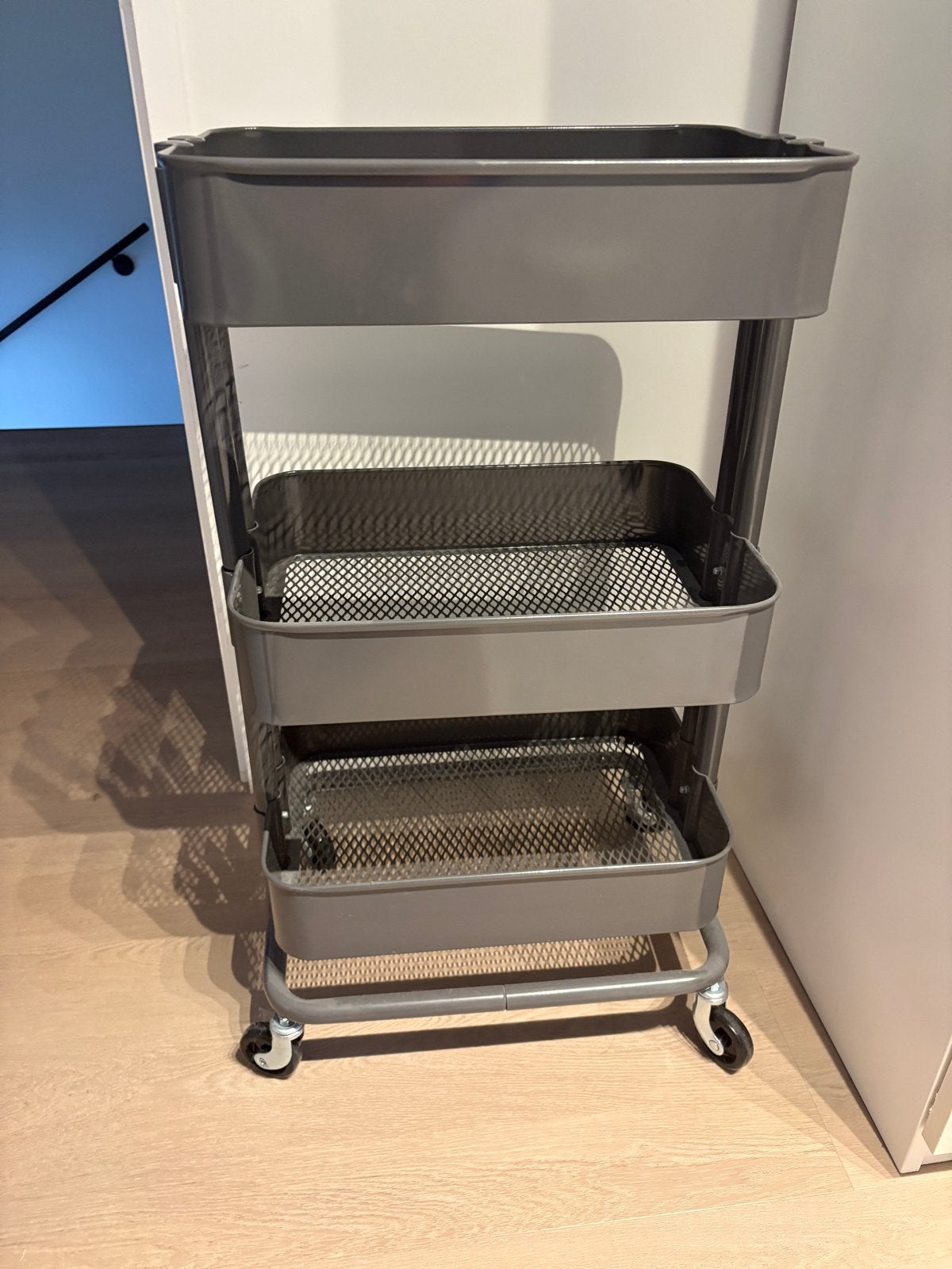 Handige grijze roltafel met 3 etages, Ophalen, Zo goed als nieuw