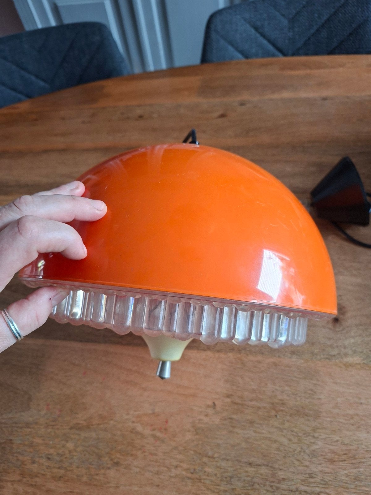 Vintage Oranje Hanglamp met Glazen Bol - Jaren '70 Stijl, Huis en Inrichting, Lampen | Hanglampen, Ophalen of Verzenden, Gebruikt