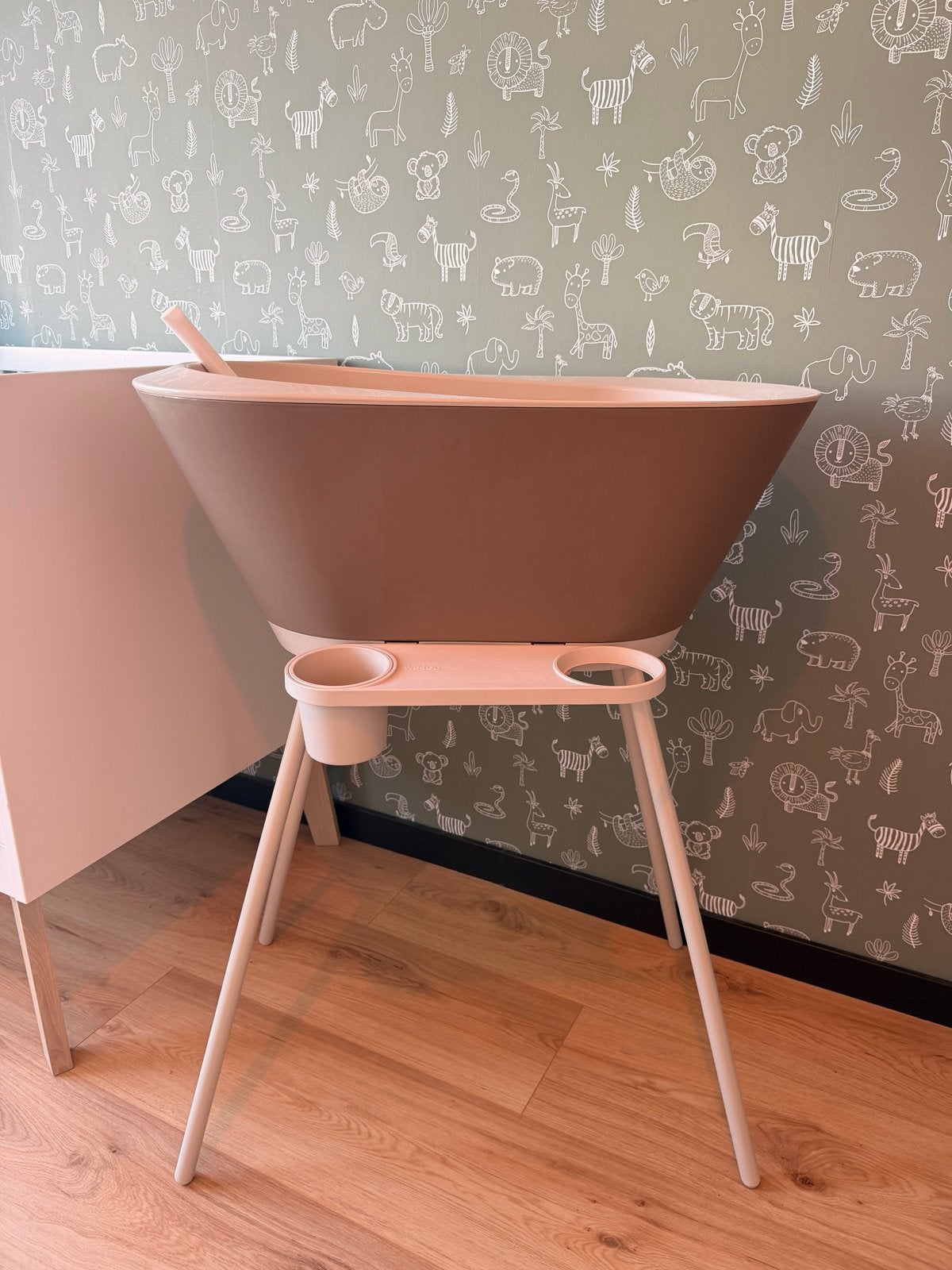 Wecare badje met standaard en badzitje, Kinderen en Baby's, Badjes en Verzorging, Zo goed als nieuw, Badje, Standaard, Ophalen