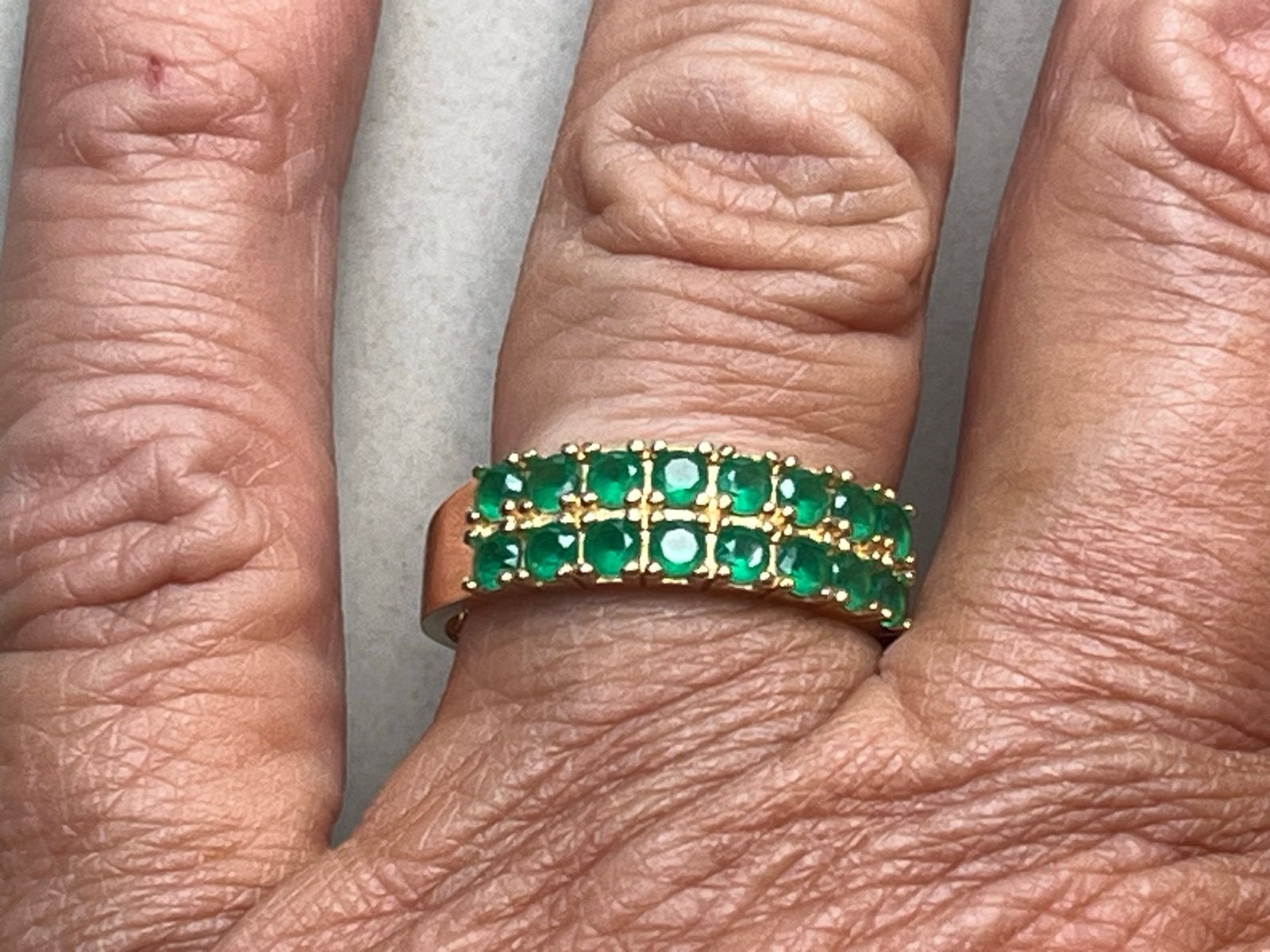 Dubbele gouden ring met smaragd, 14 CT, maat 18,5, 18 tot 19, Verzenden, Zo goed als nieuw, Met edelsteen