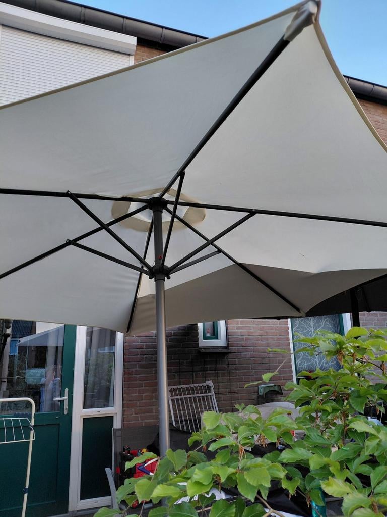 Parasol met parasolvoet is van steen, Ophalen of Verzenden, Zo goed als nieuw, 2 tot 3 meter, Parasolvoet