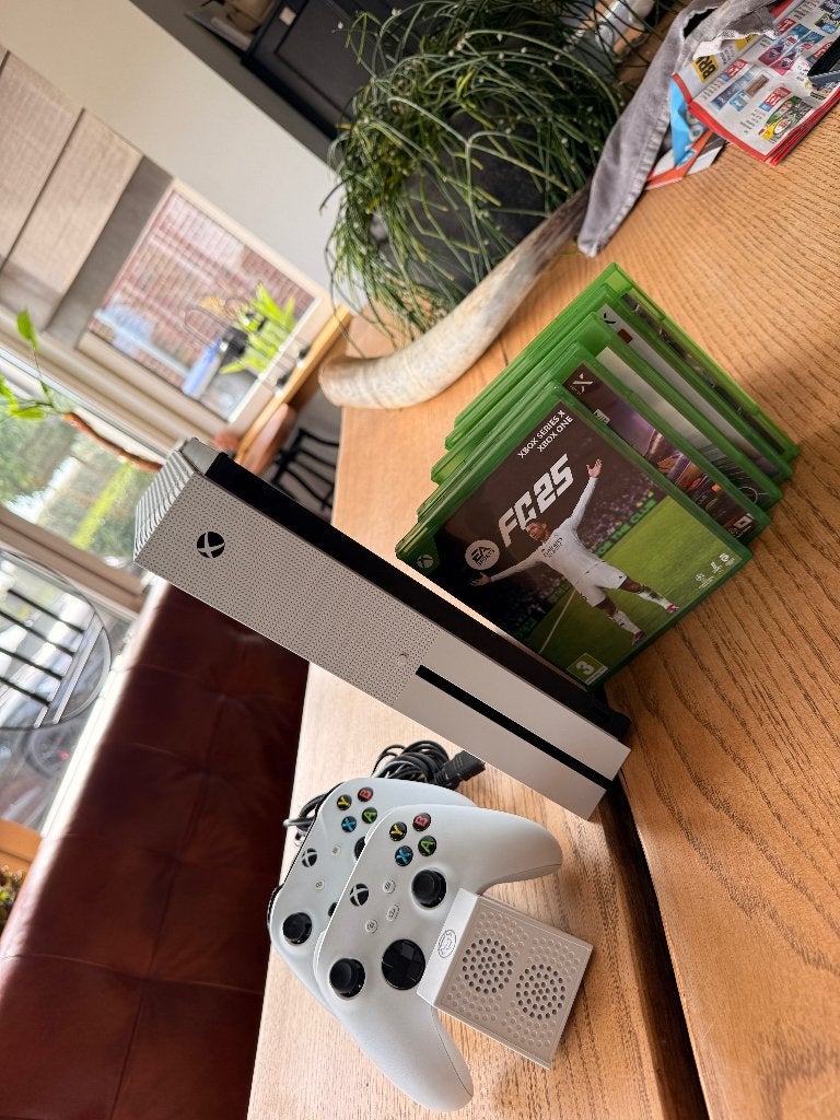 Xbox One S 1TB + 2 Controllers + 5 Games | FC 25 & F1 24, Ophalen of Verzenden, Zo goed als nieuw, Eén computer, Role Playing Game (Rpg)