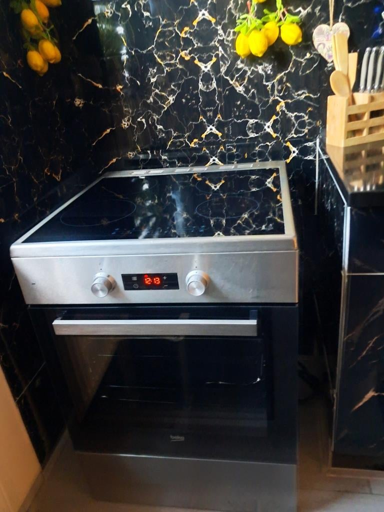 Beko Inductie Fornuis met Zelfreinigende Oven - Z.G.A.N., Ophalen, 60 cm of meer, 4 kookzones, Zo goed als nieuw