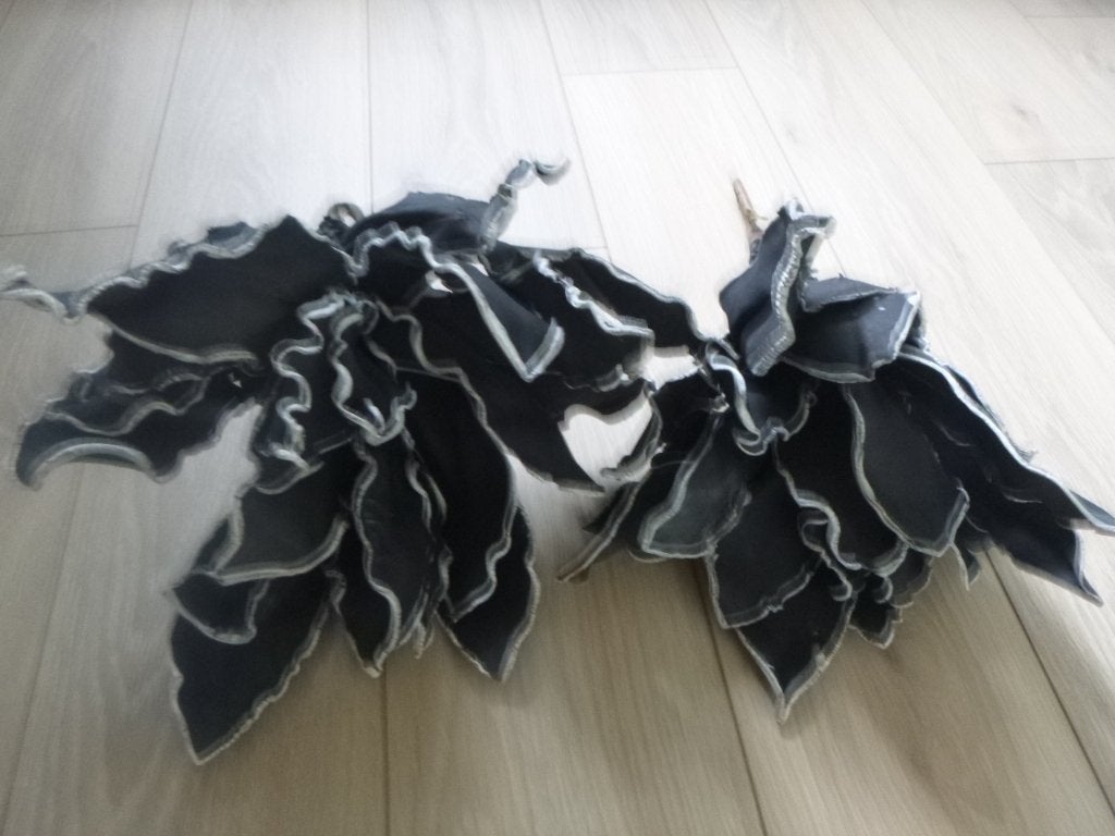 2x foam bloemen zwart/wit afm. ca. bloem 30x30cm, Ophalen of Verzenden, Gebruikt