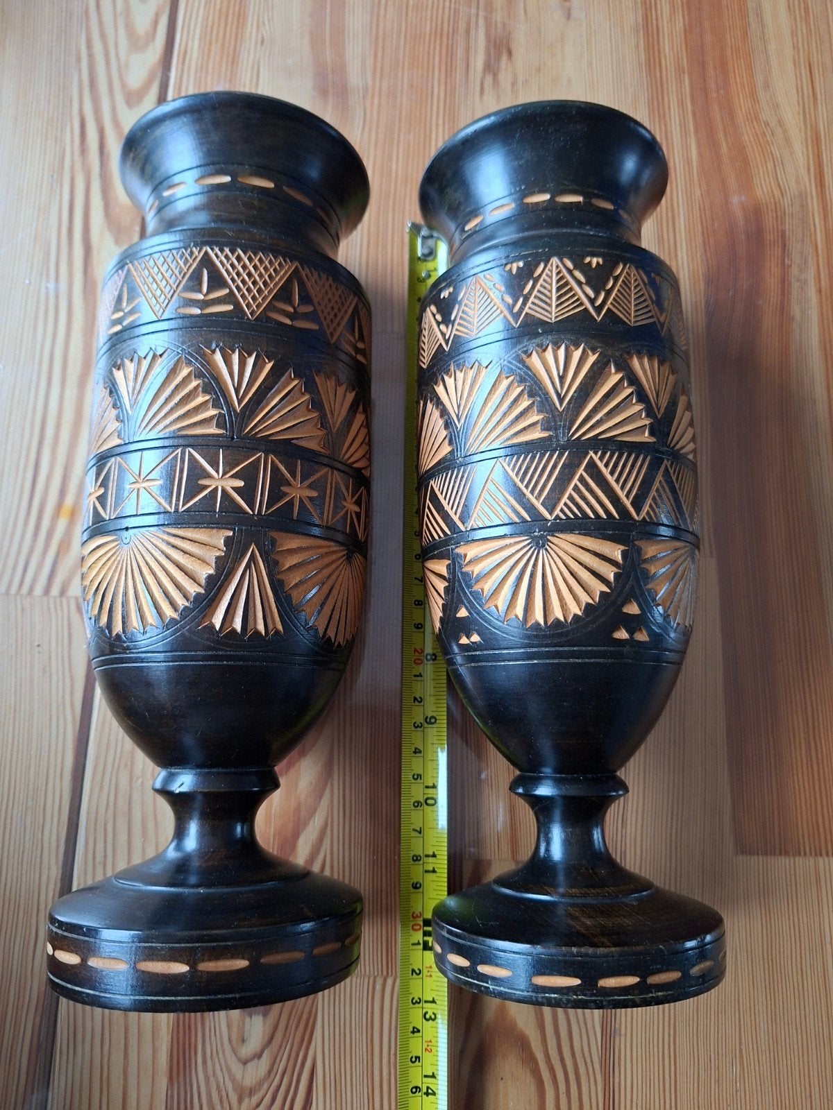 2 gesneden houten siervazen, Ophalen