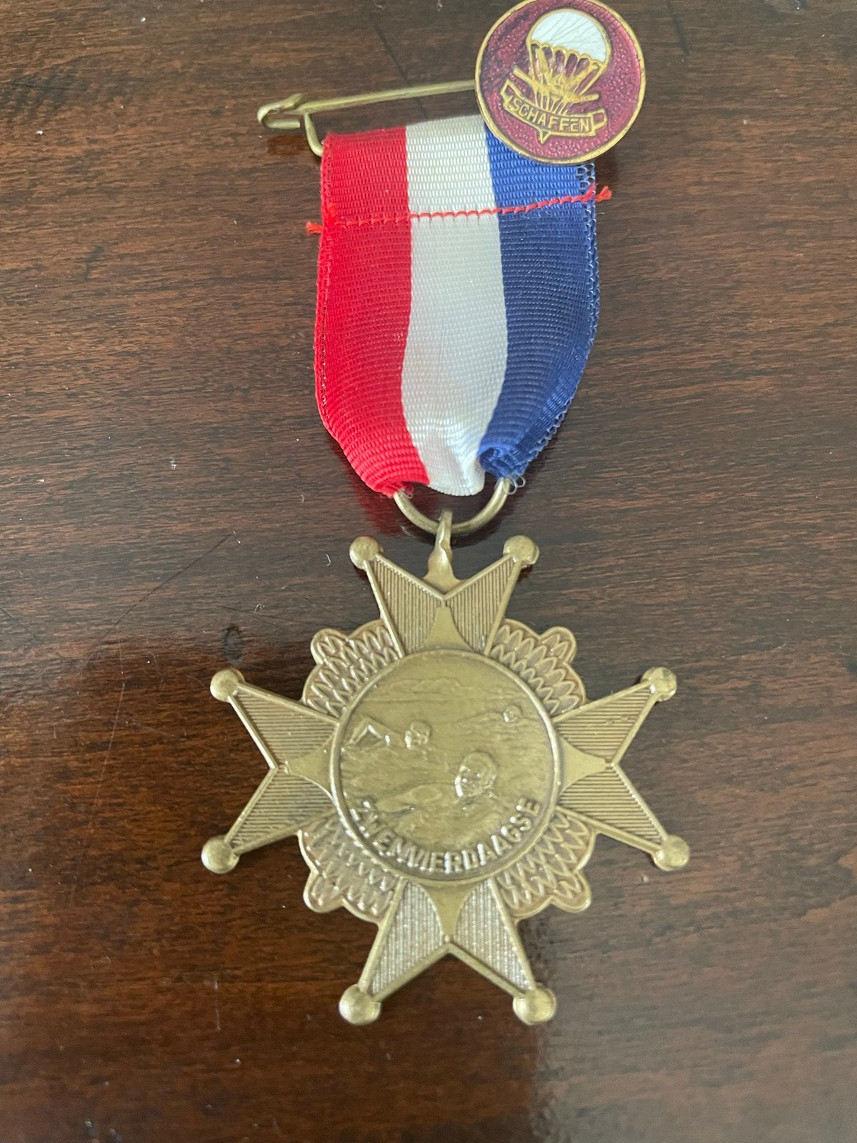Oud Militair Medaille met Lint en Speld - Schaaffen, Verzamelen, Ophalen of Verzenden, Overige soorten, Overige gebieden, Lintje, Medaille of Wings