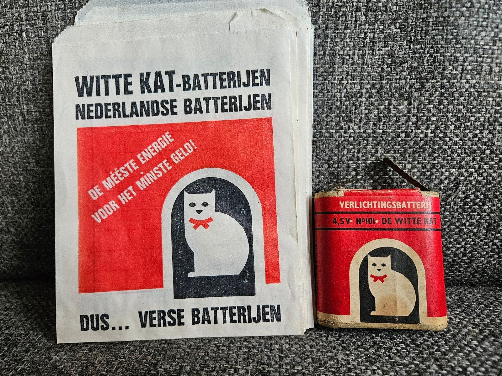 Vintage Witte Kat Batterij en Papieren Verkoop Zakjes, Verzamelen, Verzenden, Gebruikt, Gebruiksvoorwerp