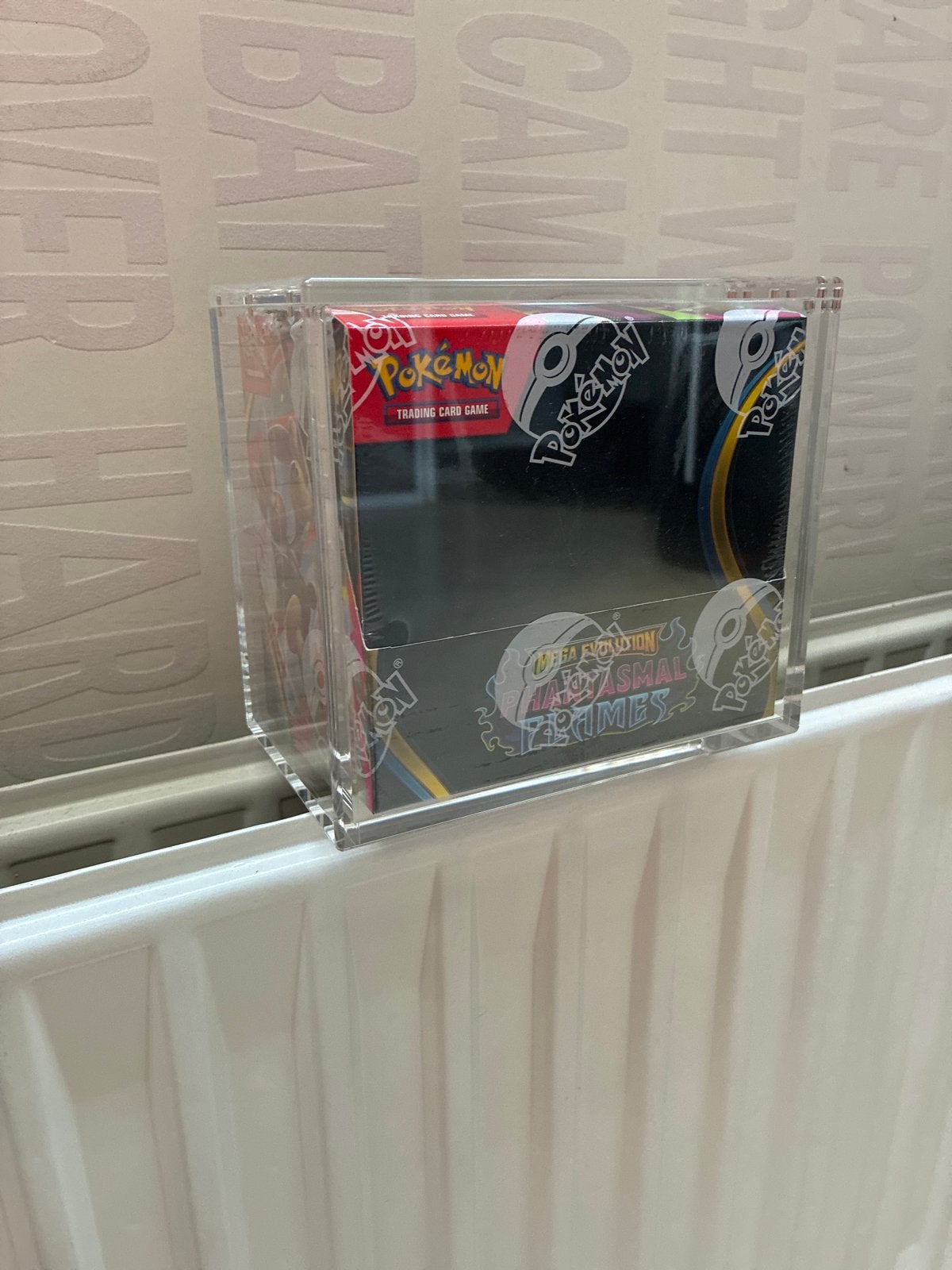 Phantasmal Flames Boosterbox in Acryl Display Case, Ophalen of Verzenden, Nieuw, Boosterbox