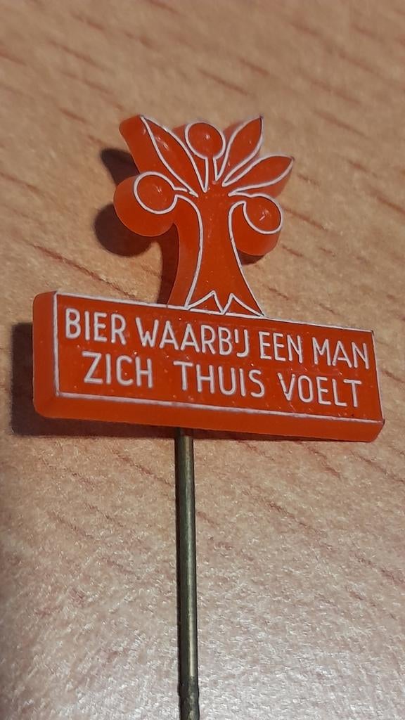 Vintage Bier Speldje - Bier Waarbij Een Man Zich Thuis Voelt, Verzamelen, Biermerken, Verzenden, Gebruikt, Overige typen, Overige merken