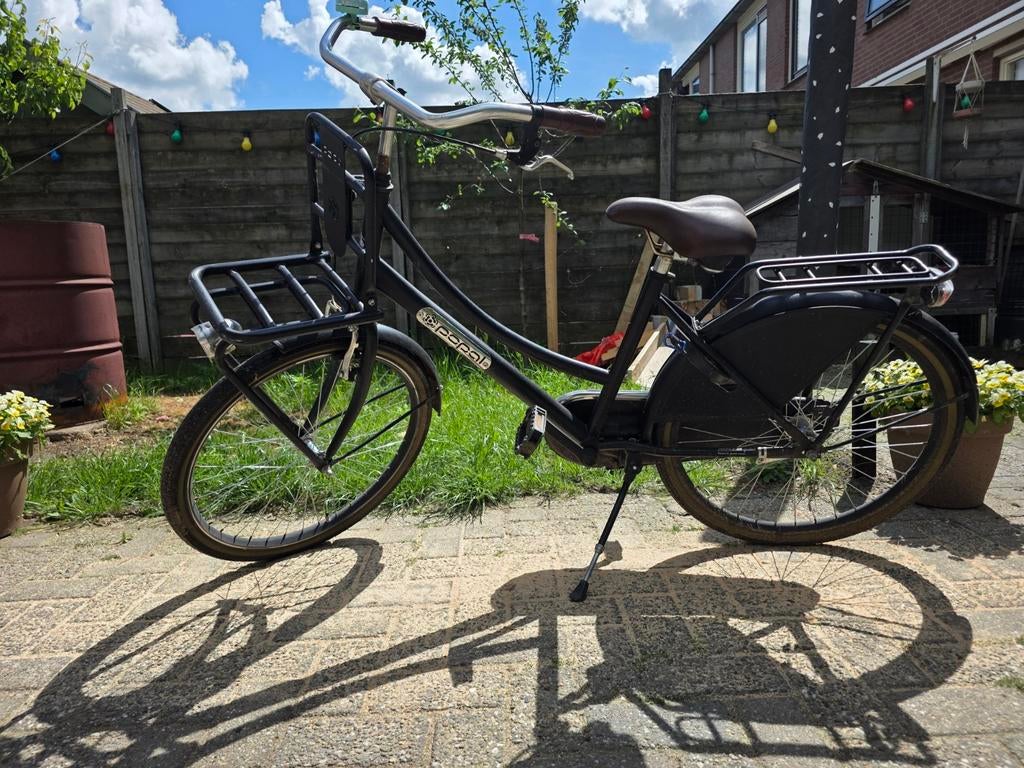 Zwarte 24 inch transportfiets met voordrager en terugtraprem, Ophalen, Gebruikt, Overige merken