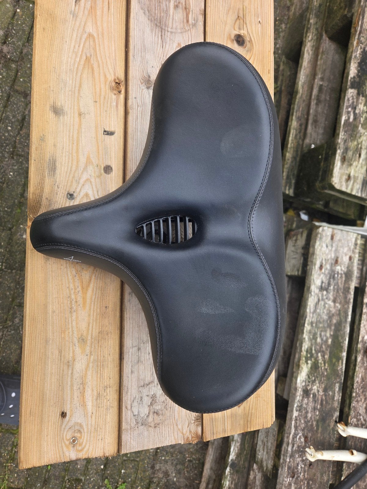 Comfortabel fietszadel - Zo goed als nieuw, Fietsen en Brommers, Ophalen, Elektrische fiets, Volcano, Kunststof