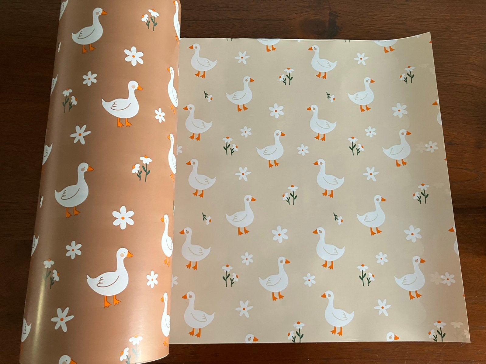 Dubbelzijdig cadeaupapier gansjes beige bruin, Diversen, Cadeaupapier, Ophalen of Verzenden, Nieuw