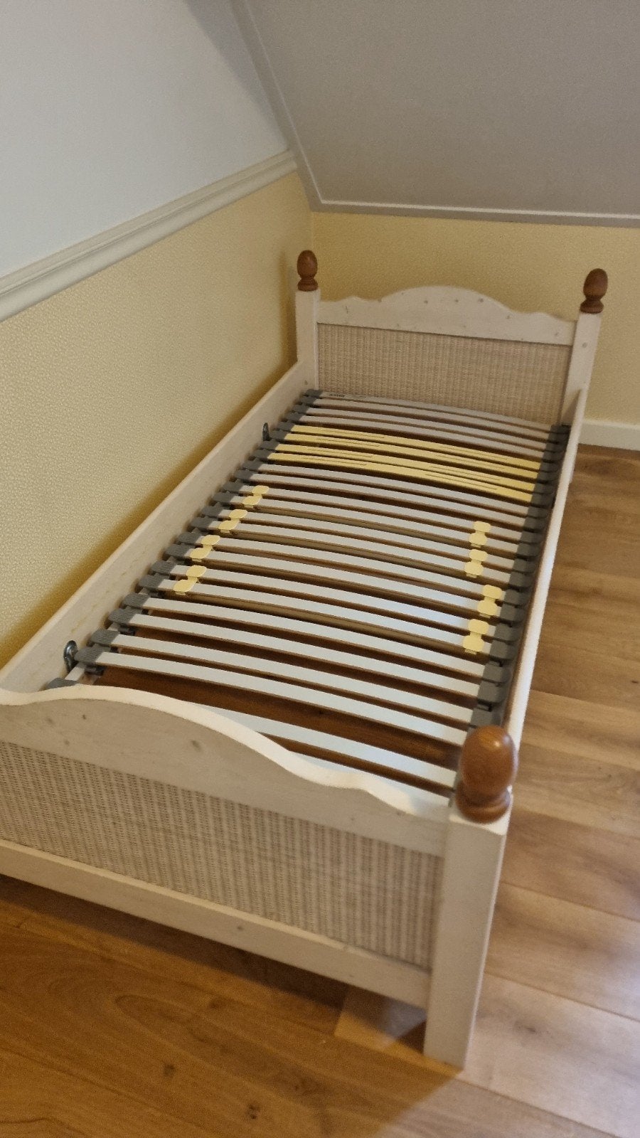 Eenpersoonsbed met lattenbodem - Hout en riet, Huis en Inrichting, Gebruikt, 90 cm, Eenpersoons, Wit