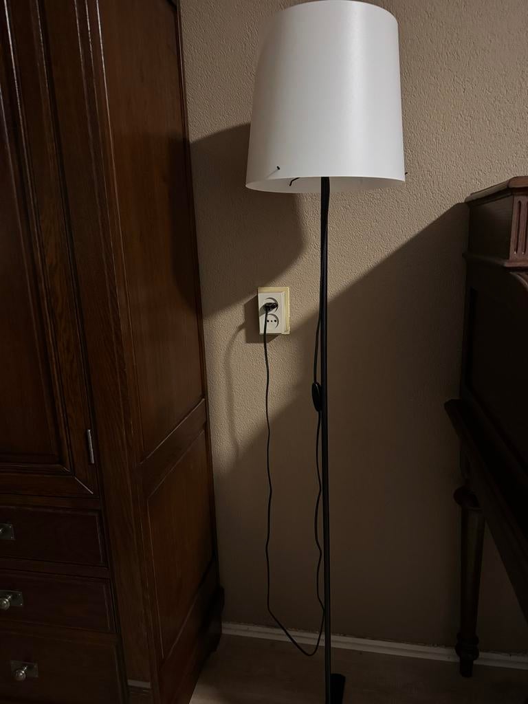 Witte vloerlamp IKEA, Huis en Inrichting, Ophalen, Zo goed als nieuw, Metaal, 150 tot 200 cm