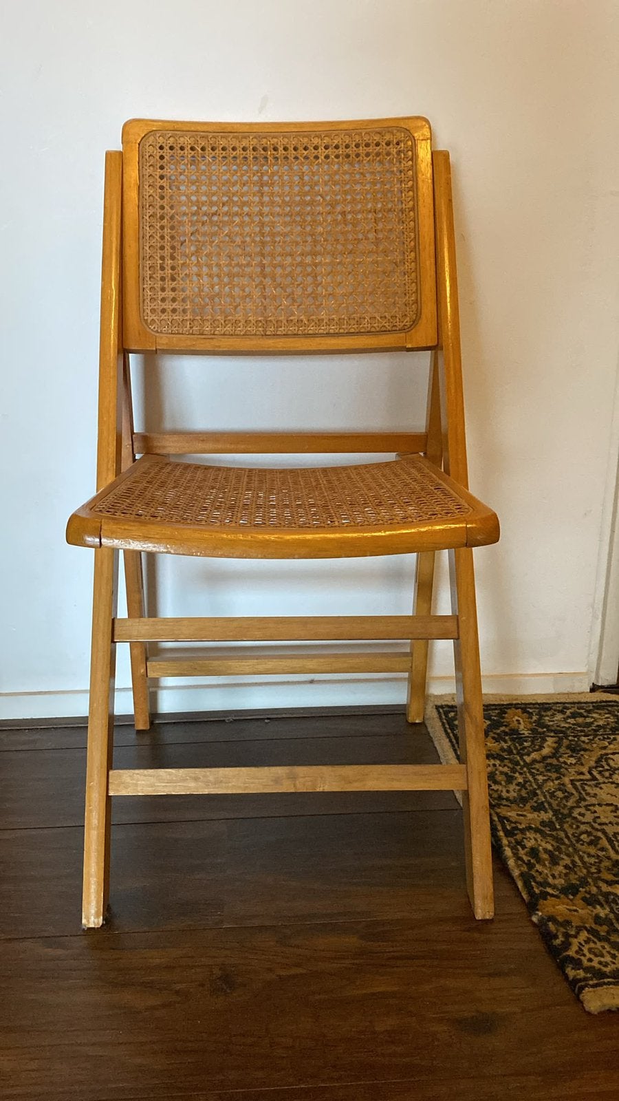 Vintage houten klapstoel met rotan webbing | Retro design, Huis en Inrichting, Ophalen, Zo goed als nieuw, Bruin, Eén