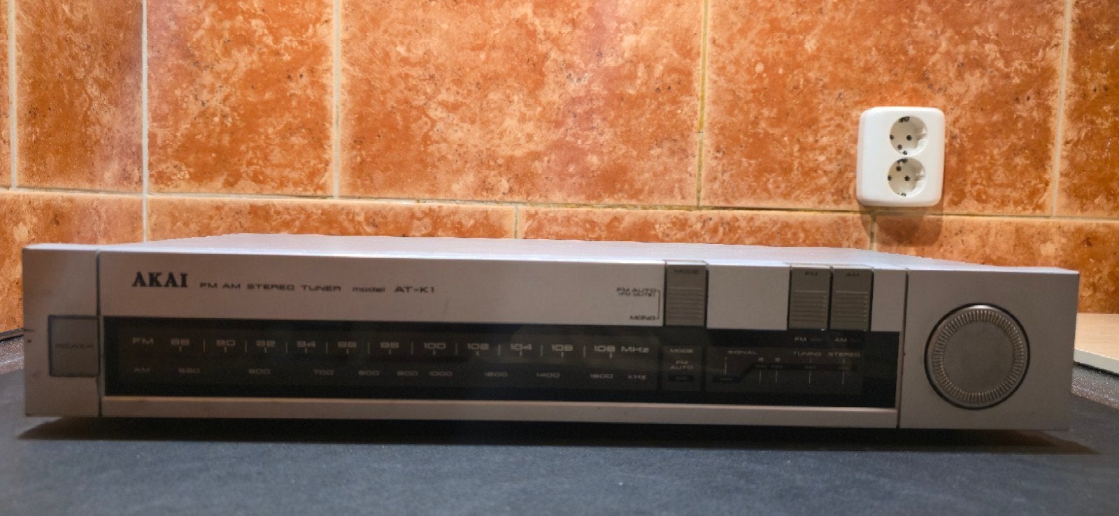 Vintage Akai AT-K1 is een analoge FM/AM stereo-tuner ., Ophalen of Verzenden, Refurbished, Analoog