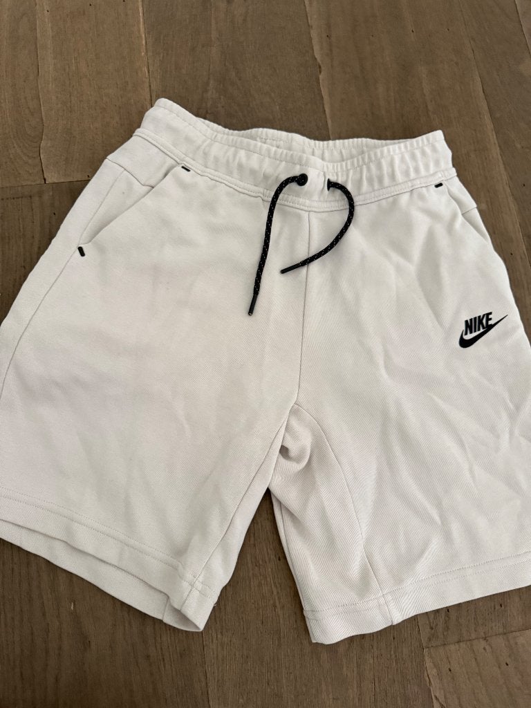 Nike Tech short beige maat 147-158 (L), Kinderen en Baby's, Kinderkleding | Maat 152, Broek, Gebruikt, Jongen of Meisje, Ophalen of Verzenden