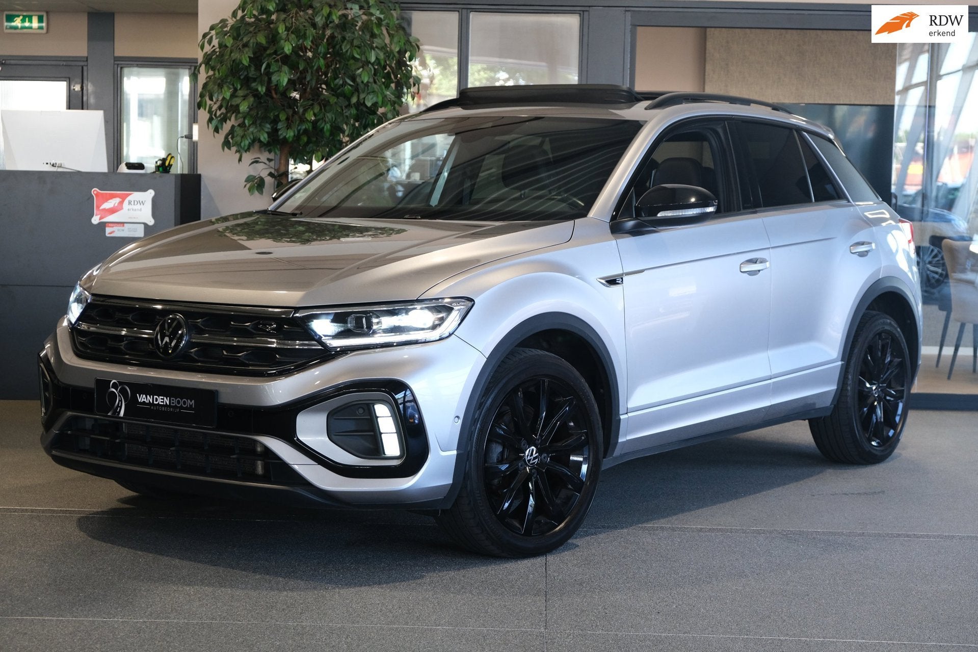 Volkswagen T-Roc 1.5 TSI R-Line Black Pack Pano Navi Acc Led, Auto's, Volkswagen, Voorwielaandrijving, Parkeerassistent, 4 cilinders