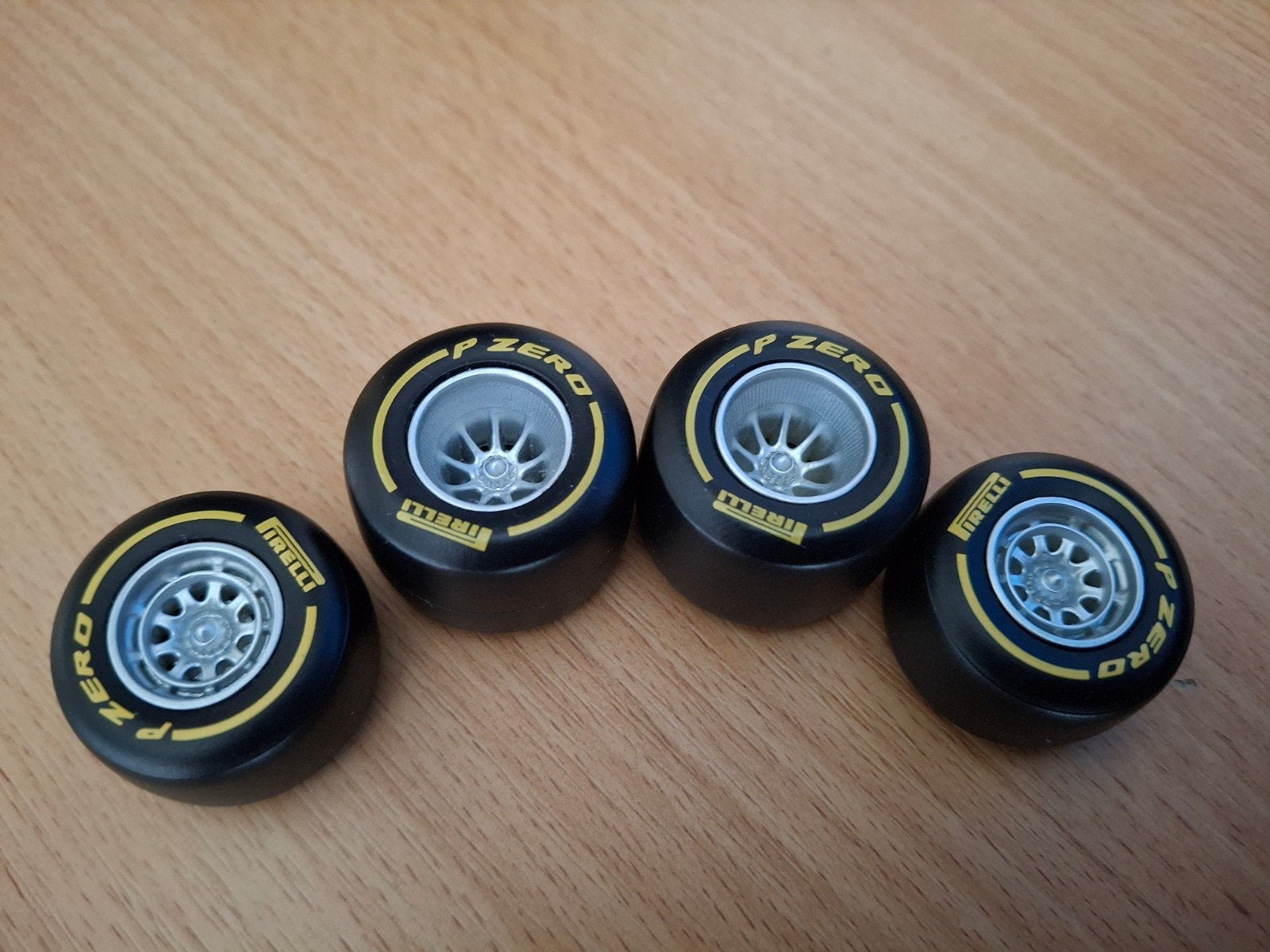 set Bburago F1 wielen met Pirelli medium banden 1:24, Verzamelen, Ophalen of Verzenden, Zo goed als nieuw, Formule 1