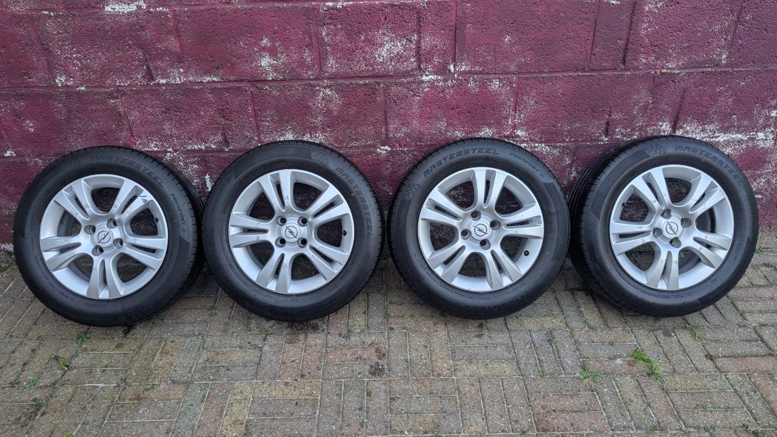 Originele 15 inch Opel Corsa D velgen + zomerbanden 4x100, Auto-onderdelen, Gebruikt, 15 inch, Banden en Velgen, Personenwagen